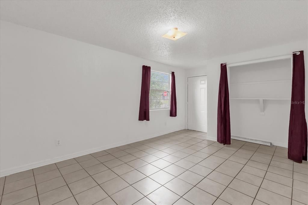 Activo con contrato: $299,900 (4 camas, 3 baños, 1678 Pies cuadrados)