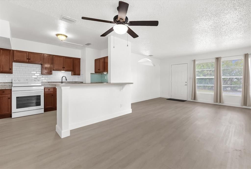 Activo con contrato: $299,900 (4 camas, 3 baños, 1678 Pies cuadrados)