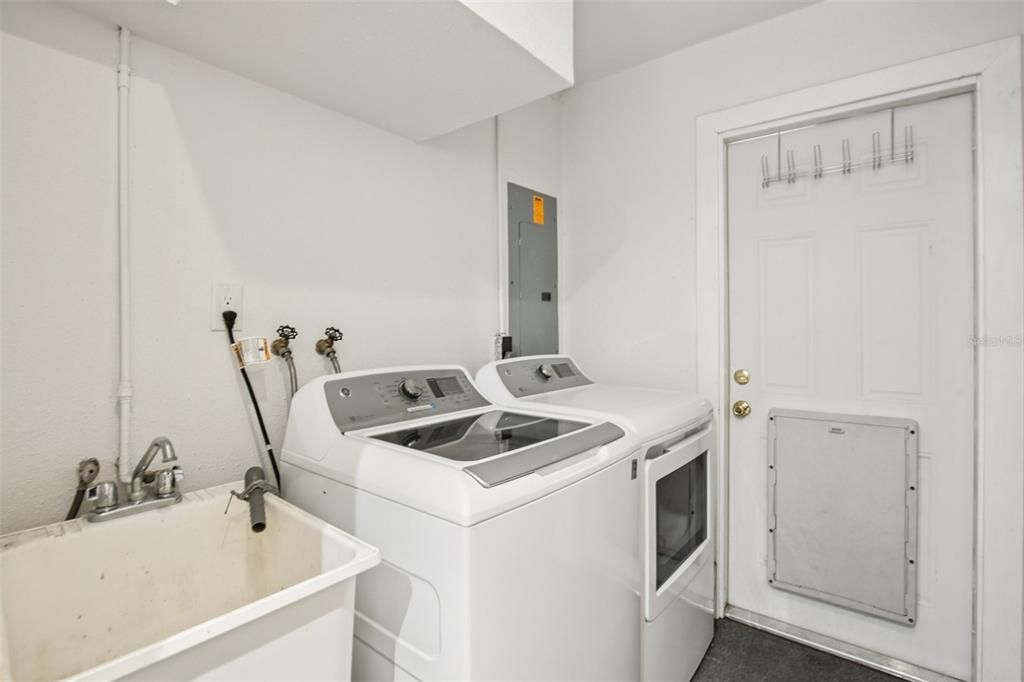 Active With Contract: $589,000 (3 beds, 2 baths, 1612 Square Feet)