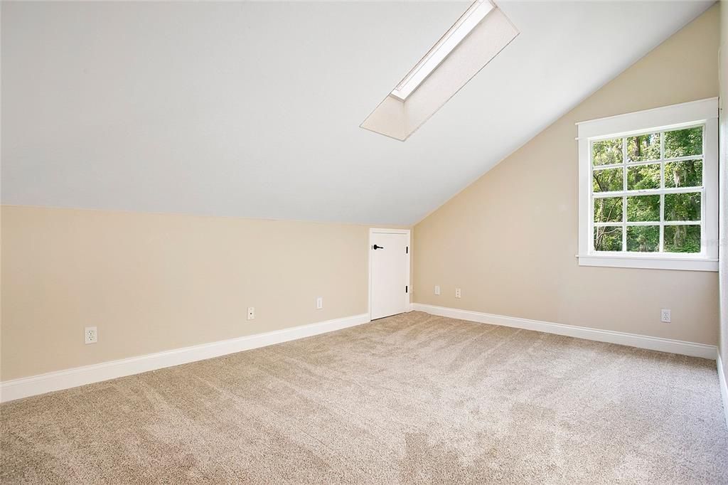 Activo con contrato: $885,000 (4 camas, 2 baños, 2972 Pies cuadrados)