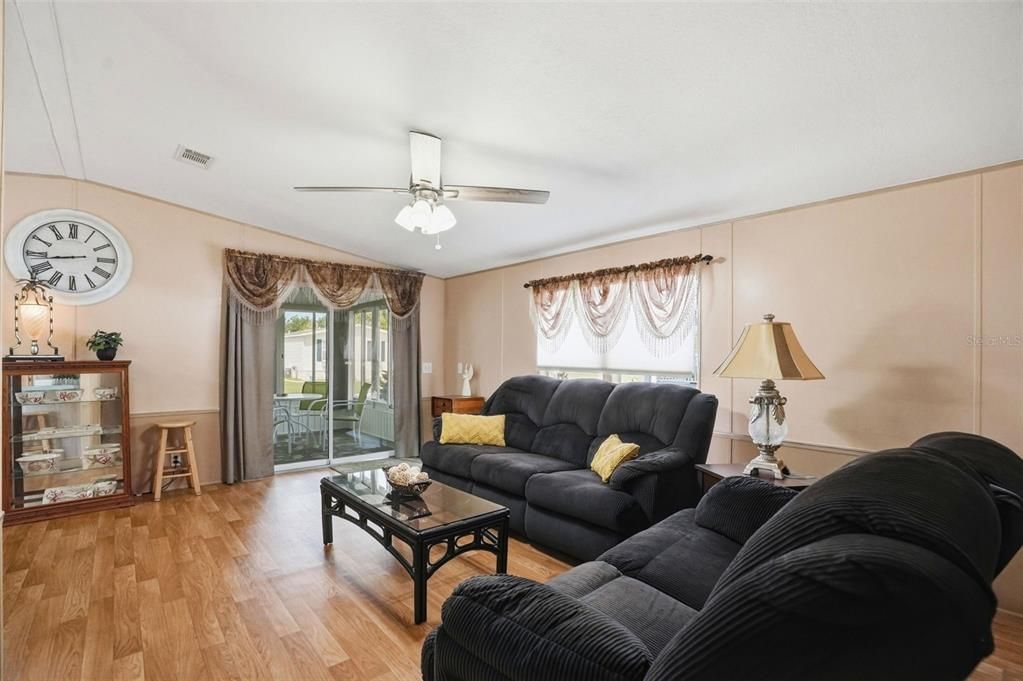 For Sale: $160,000 (2 beds, 2 baths, 960 Square Feet)