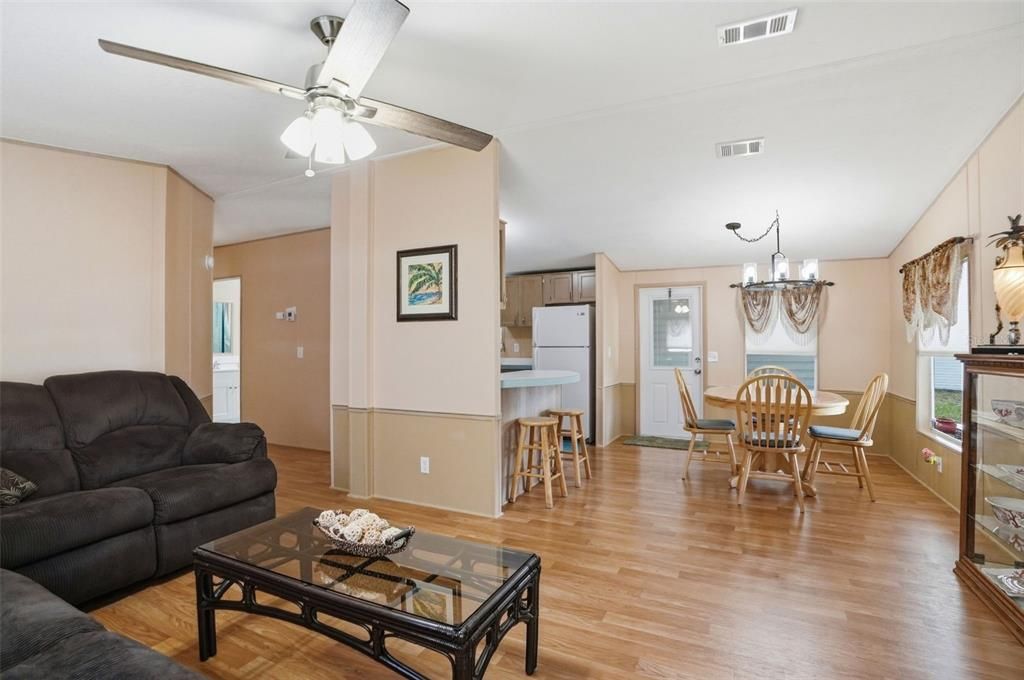 For Sale: $160,000 (2 beds, 2 baths, 960 Square Feet)
