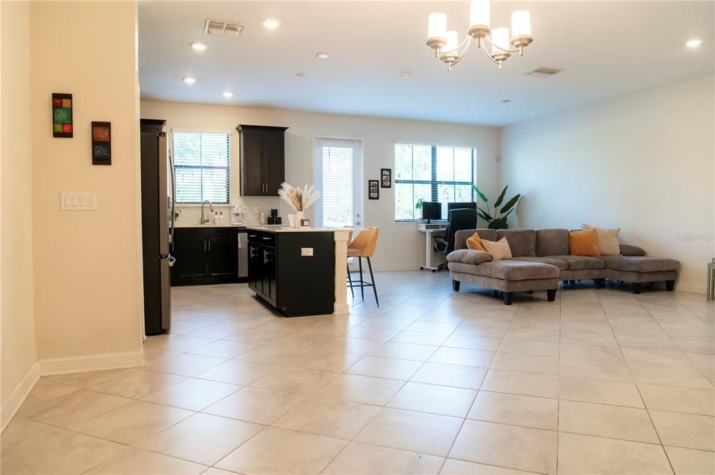 Activo con contrato: $285,000 (3 camas, 2 baños, 1915 Pies cuadrados)