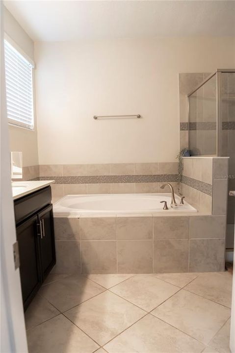 Activo con contrato: $285,000 (3 camas, 2 baños, 1915 Pies cuadrados)