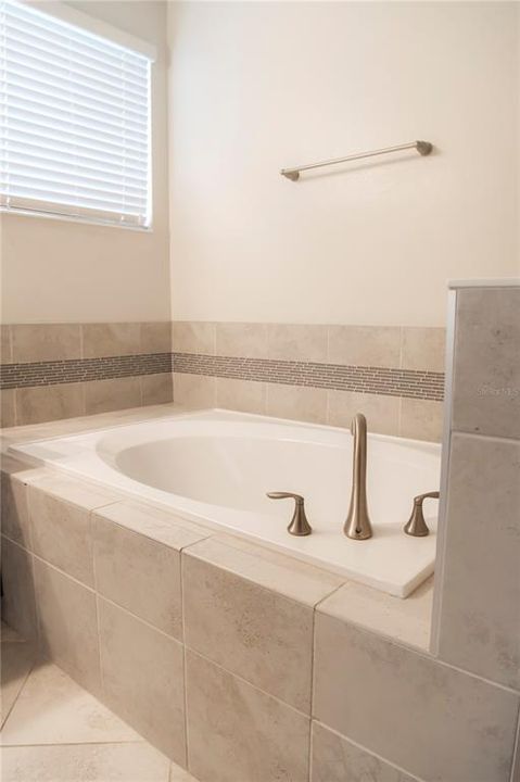 Activo con contrato: $285,000 (3 camas, 2 baños, 1915 Pies cuadrados)