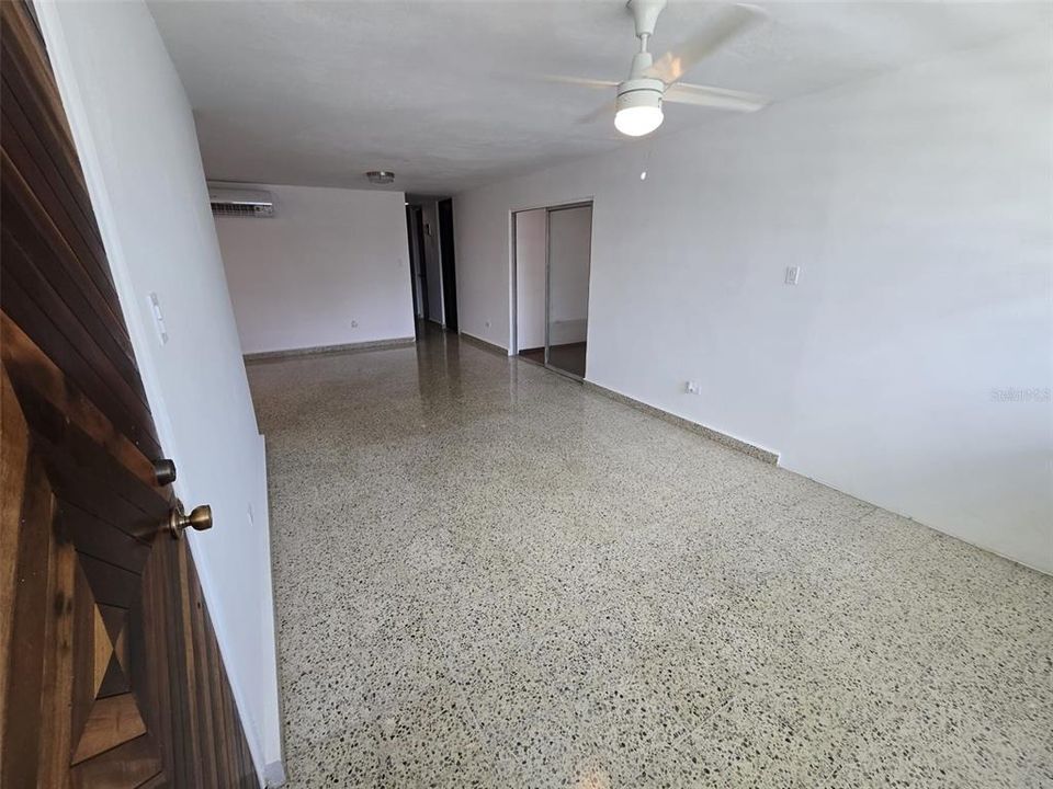 Activo con contrato: $397,000 (4 camas, 2 baños, 2211 Pies cuadrados)