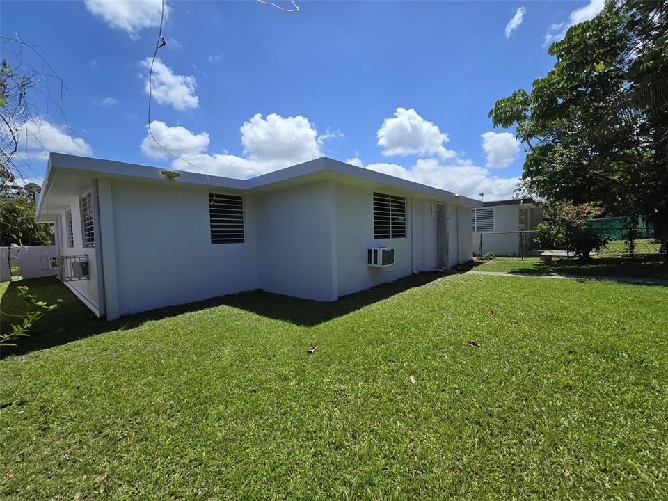 Activo con contrato: $397,000 (4 camas, 2 baños, 2211 Pies cuadrados)