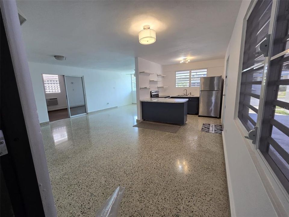 Activo con contrato: $397,000 (4 camas, 2 baños, 2211 Pies cuadrados)