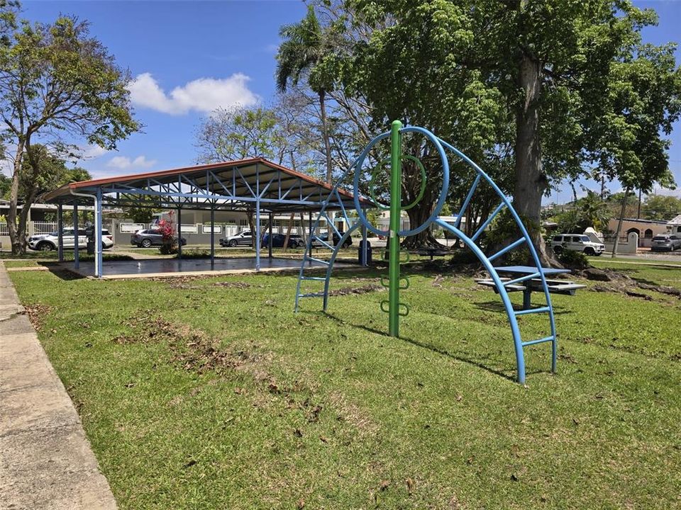 Activo con contrato: $397,000 (4 camas, 2 baños, 2211 Pies cuadrados)