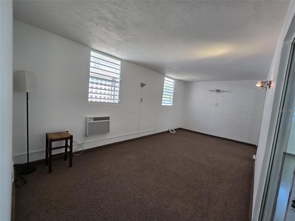 Activo con contrato: $397,000 (4 camas, 2 baños, 2211 Pies cuadrados)