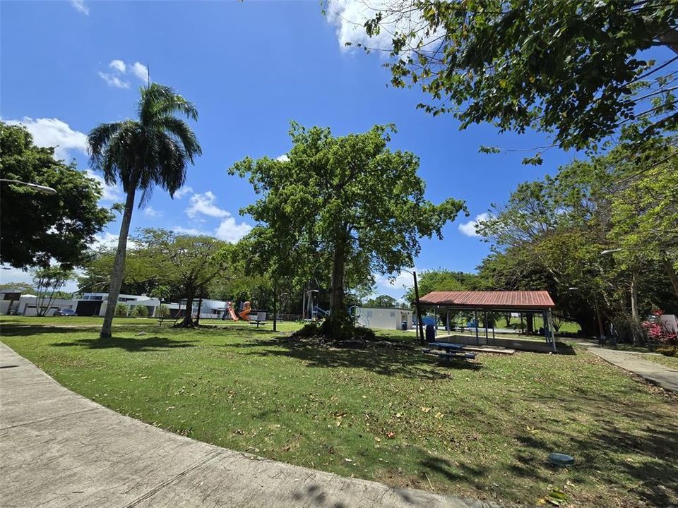 Activo con contrato: $397,000 (4 camas, 2 baños, 2211 Pies cuadrados)