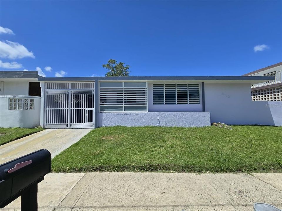Activo con contrato: $397,000 (4 camas, 2 baños, 2211 Pies cuadrados)