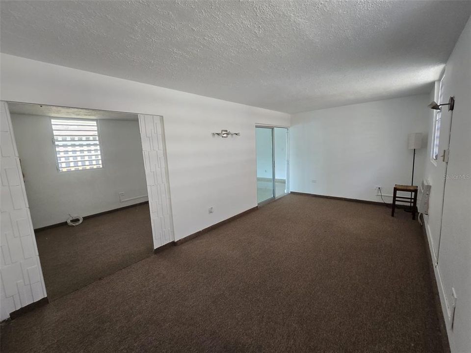 Activo con contrato: $397,000 (4 camas, 2 baños, 2211 Pies cuadrados)