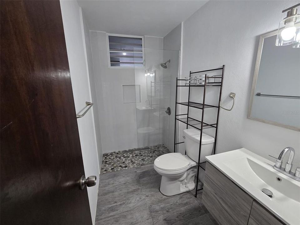 Activo con contrato: $397,000 (4 camas, 2 baños, 2211 Pies cuadrados)