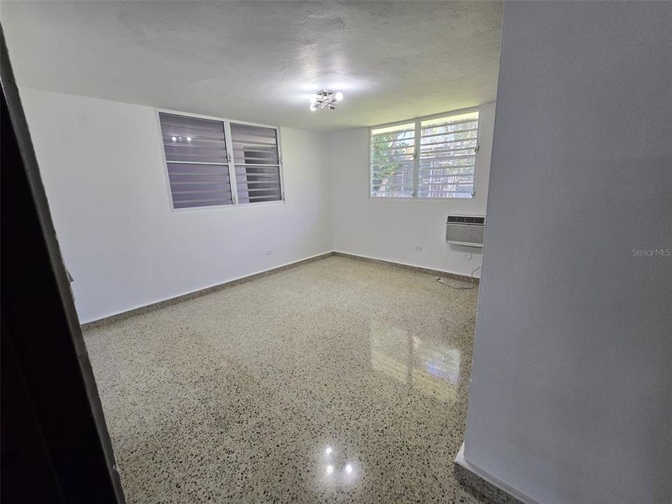 Activo con contrato: $397,000 (4 camas, 2 baños, 2211 Pies cuadrados)