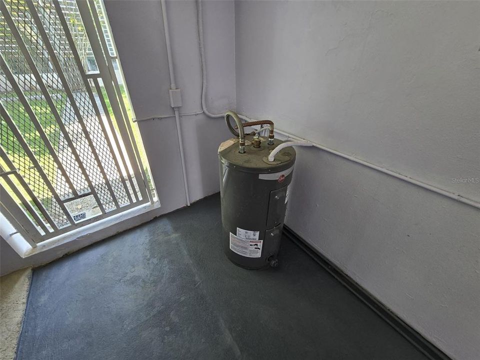 Activo con contrato: $397,000 (4 camas, 2 baños, 2211 Pies cuadrados)