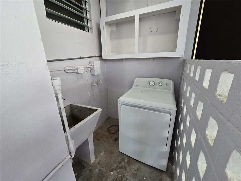 Activo con contrato: $397,000 (4 camas, 2 baños, 2211 Pies cuadrados)