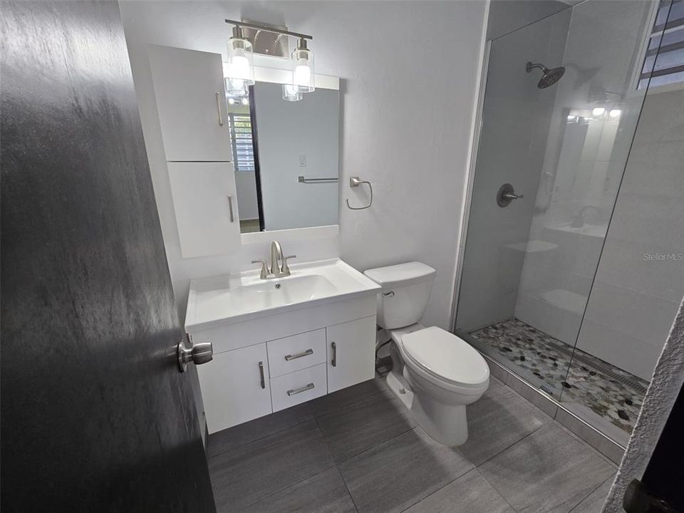 Activo con contrato: $397,000 (4 camas, 2 baños, 2211 Pies cuadrados)