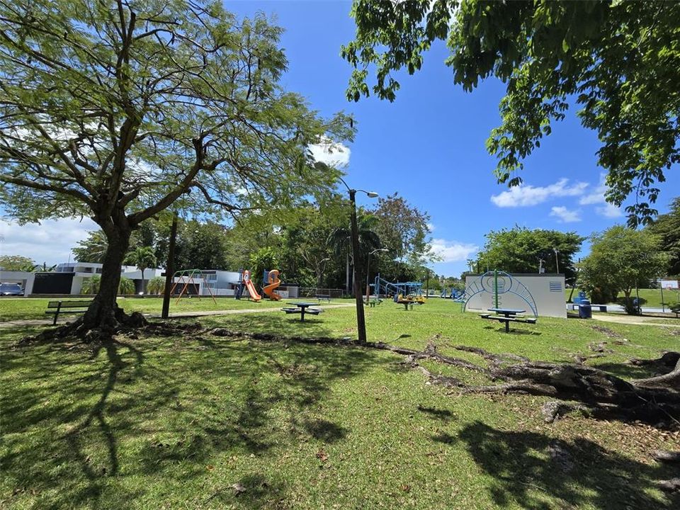 Activo con contrato: $397,000 (4 camas, 2 baños, 2211 Pies cuadrados)