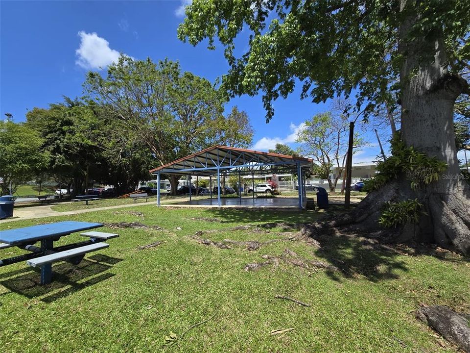 Activo con contrato: $397,000 (4 camas, 2 baños, 2211 Pies cuadrados)