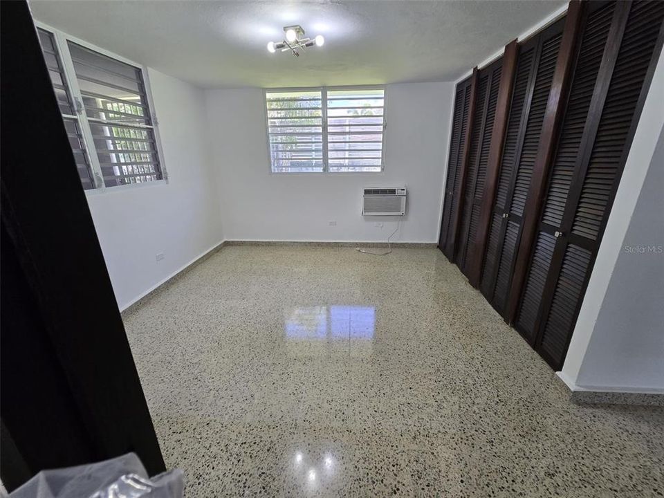 Activo con contrato: $397,000 (4 camas, 2 baños, 2211 Pies cuadrados)