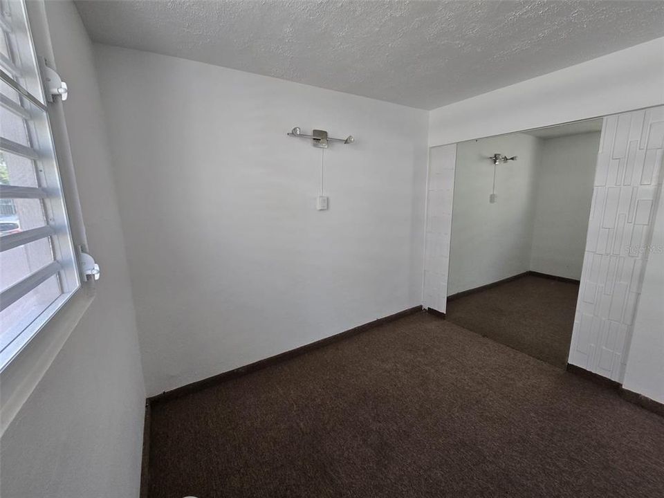 Activo con contrato: $397,000 (4 camas, 2 baños, 2211 Pies cuadrados)