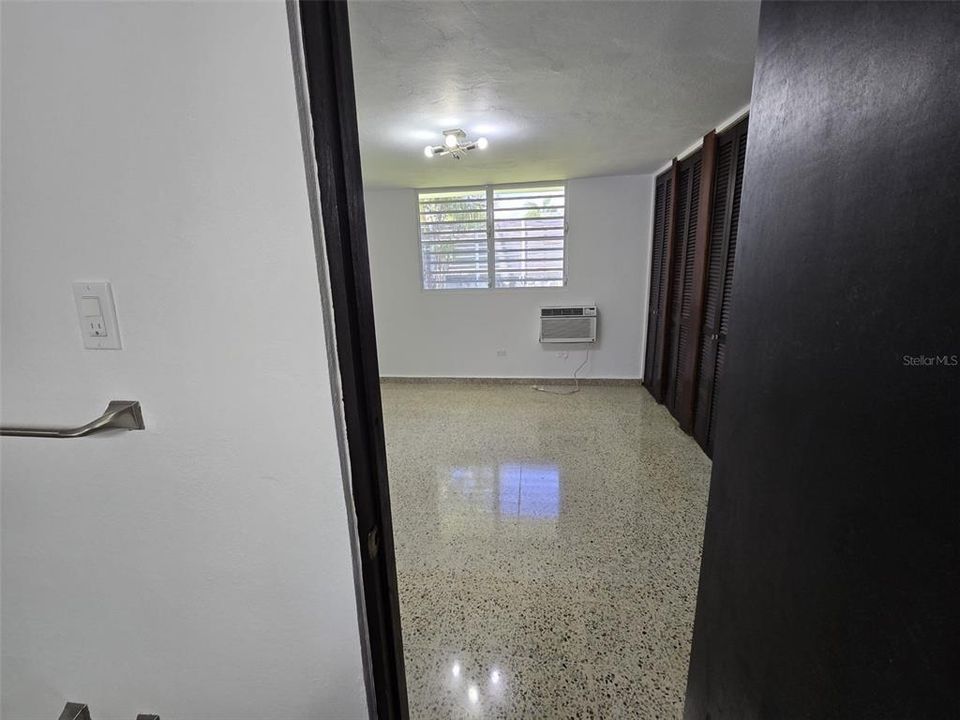 Activo con contrato: $397,000 (4 camas, 2 baños, 2211 Pies cuadrados)