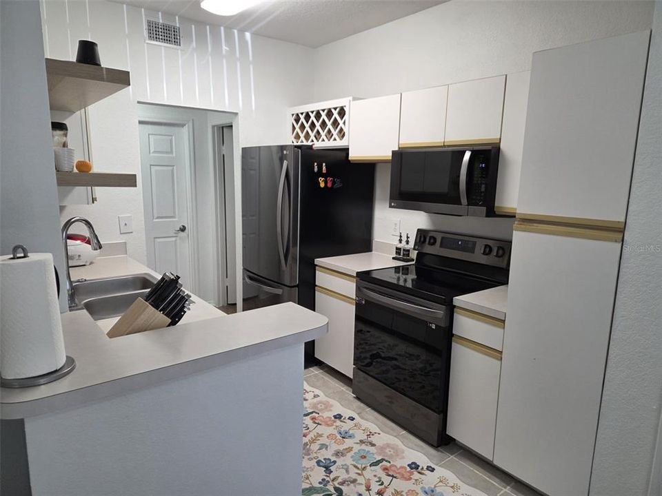 Active With Contract: $1,450 (1 beds, 1 baths, 854 Square Feet)