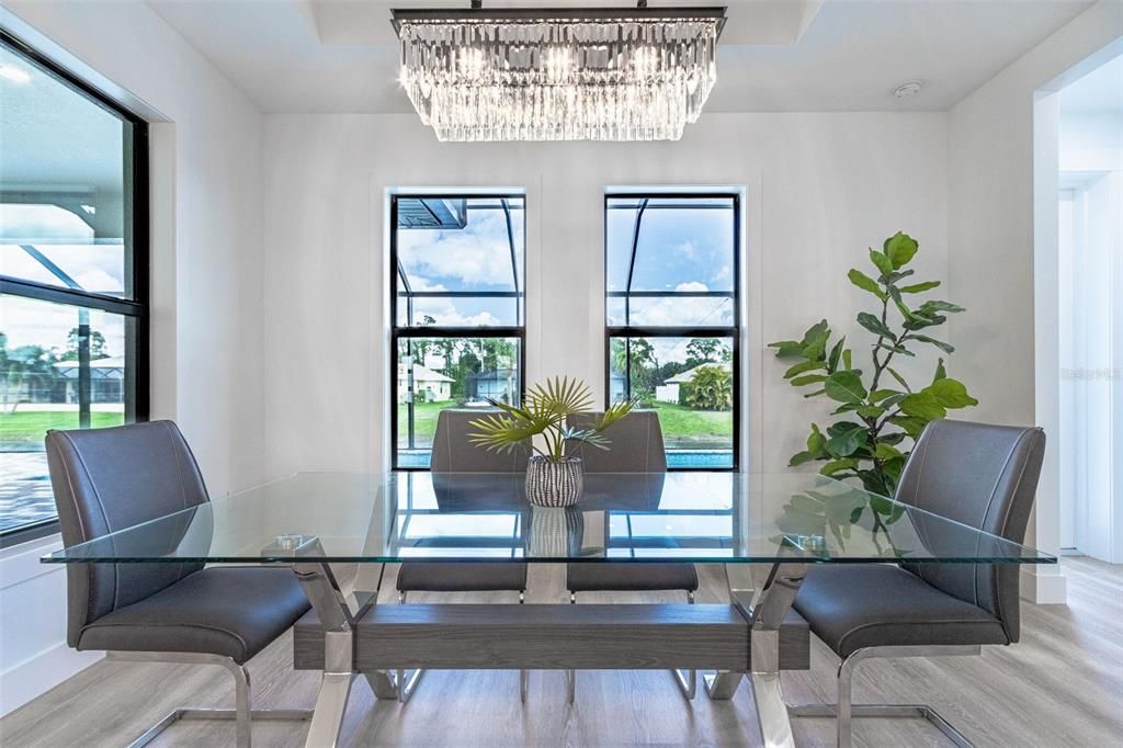 Activo con contrato: $599,900 (4 camas, 3 baños, 2462 Pies cuadrados)
