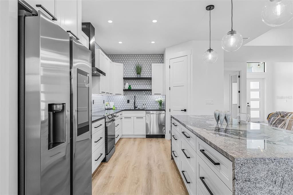 Activo con contrato: $599,900 (4 camas, 3 baños, 2462 Pies cuadrados)