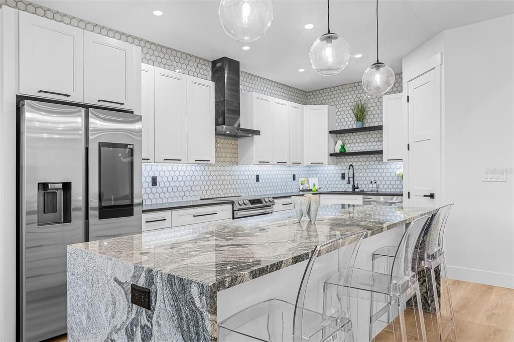 Activo con contrato: $599,900 (4 camas, 3 baños, 2462 Pies cuadrados)
