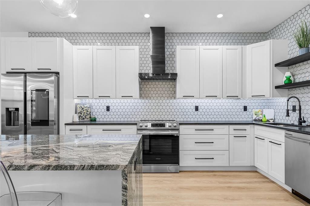 Activo con contrato: $599,900 (4 camas, 3 baños, 2462 Pies cuadrados)