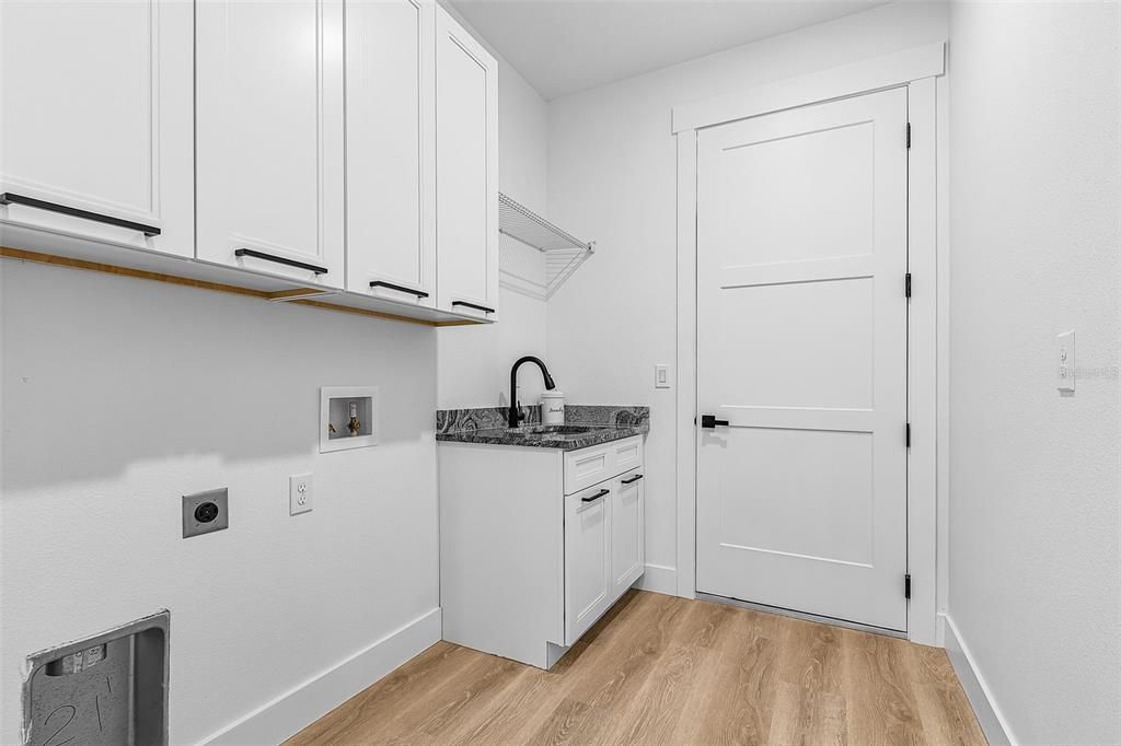 Activo con contrato: $599,900 (4 camas, 3 baños, 2462 Pies cuadrados)