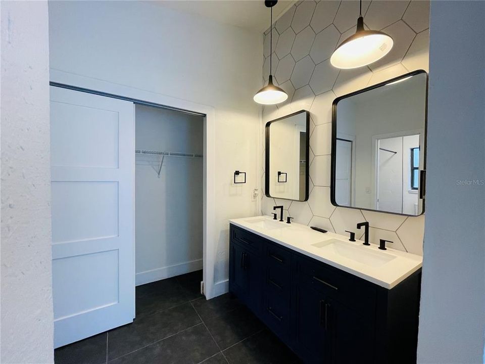 For Rent: $2,350 (3 beds, 2 baths, 1212 Square Feet)
