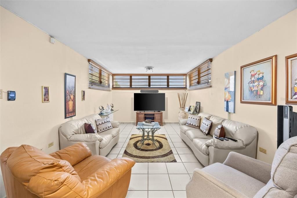 En Venta: $585,000 (4 camas, 2 baños, 2482 Pies cuadrados)