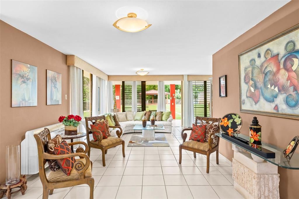 En Venta: $585,000 (4 camas, 2 baños, 2482 Pies cuadrados)