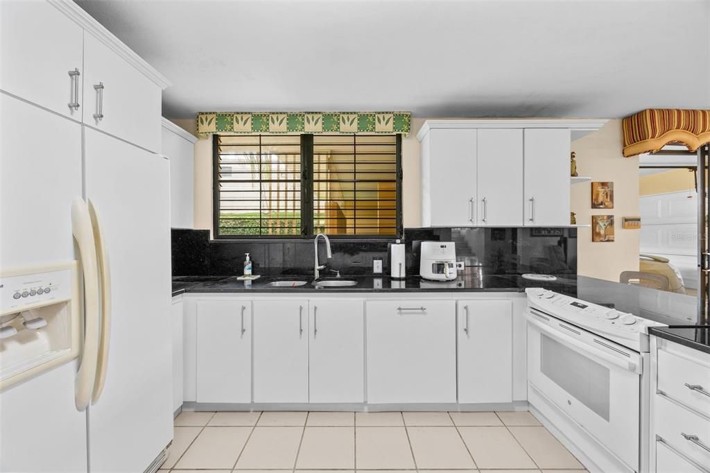 En Venta: $585,000 (4 camas, 2 baños, 2482 Pies cuadrados)