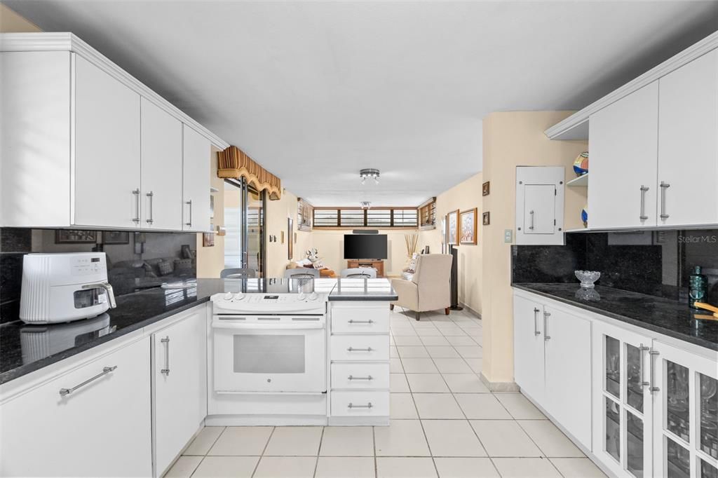 En Venta: $585,000 (4 camas, 2 baños, 2482 Pies cuadrados)