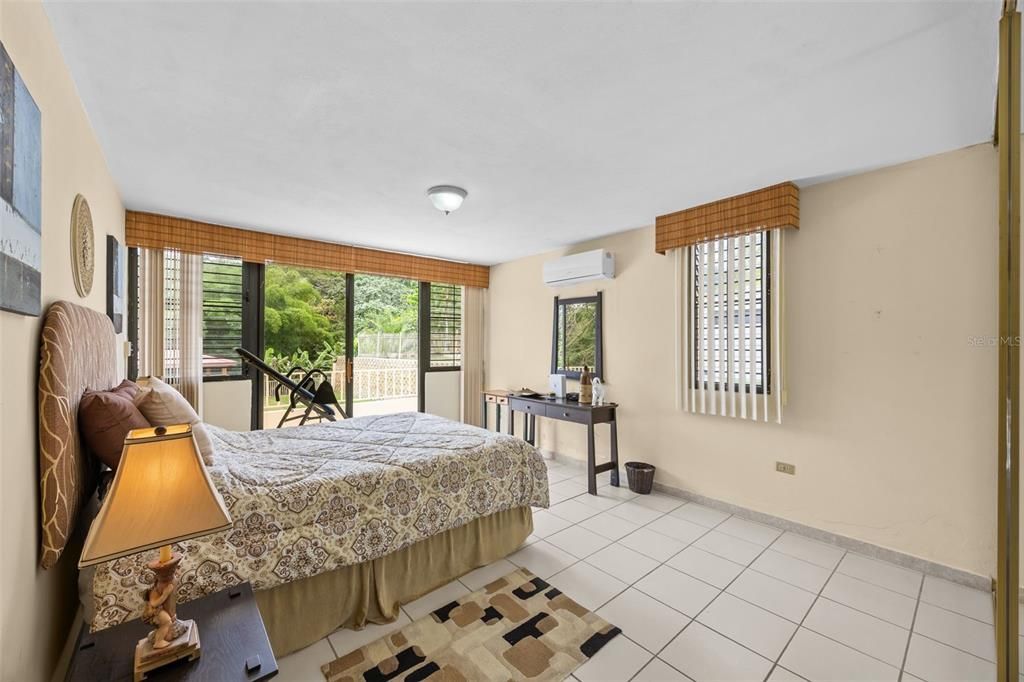 En Venta: $585,000 (4 camas, 2 baños, 2482 Pies cuadrados)
