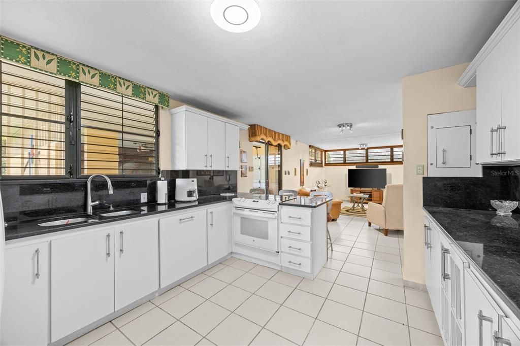 En Venta: $585,000 (4 camas, 2 baños, 2482 Pies cuadrados)