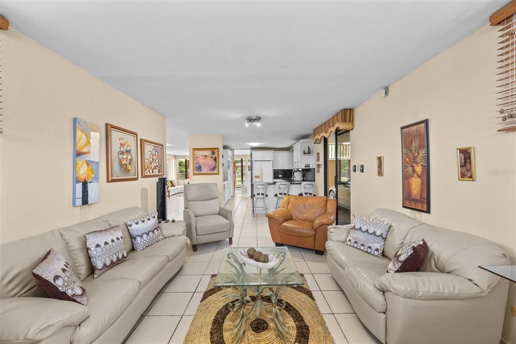 En Venta: $585,000 (4 camas, 2 baños, 2482 Pies cuadrados)