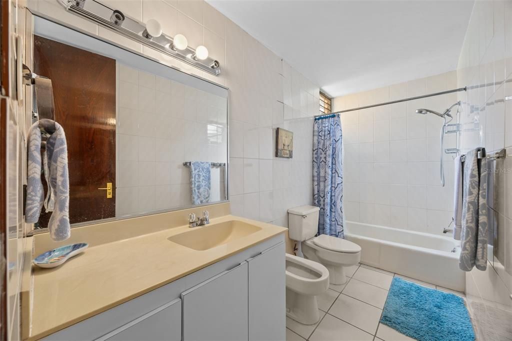 En Venta: $585,000 (4 camas, 2 baños, 2482 Pies cuadrados)
