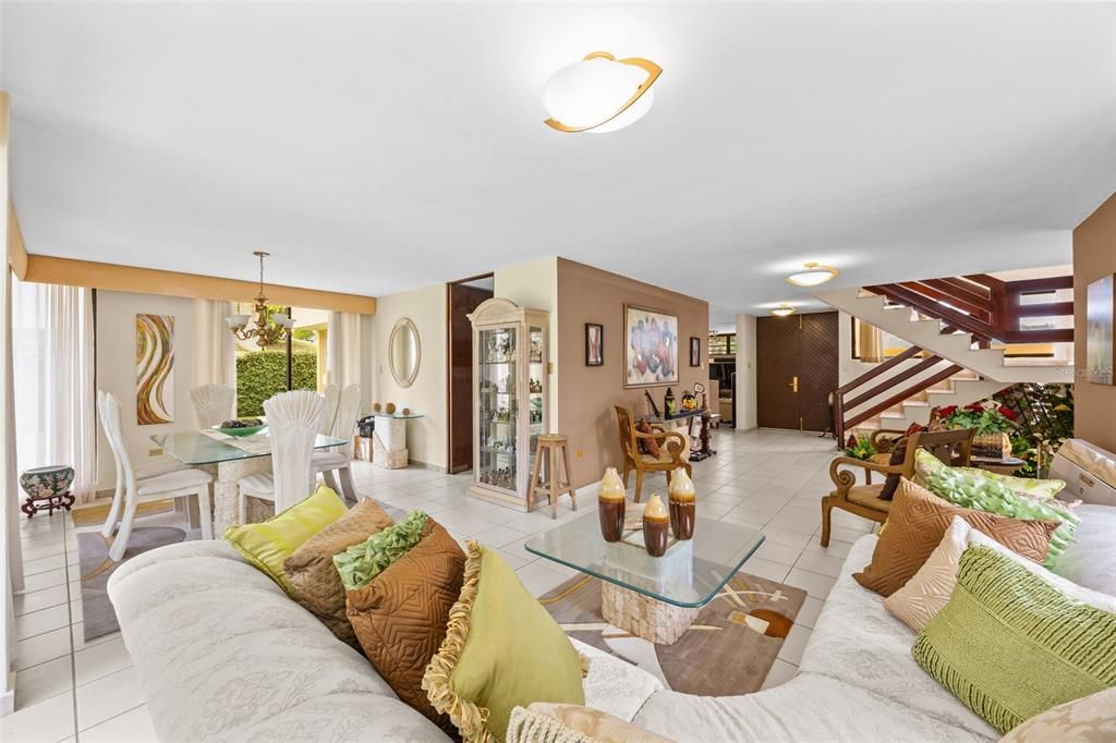 En Venta: $585,000 (4 camas, 2 baños, 2482 Pies cuadrados)