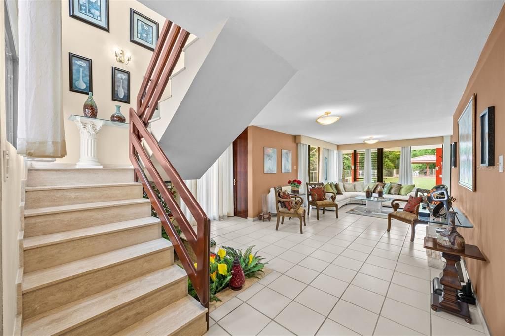 En Venta: $585,000 (4 camas, 2 baños, 2482 Pies cuadrados)