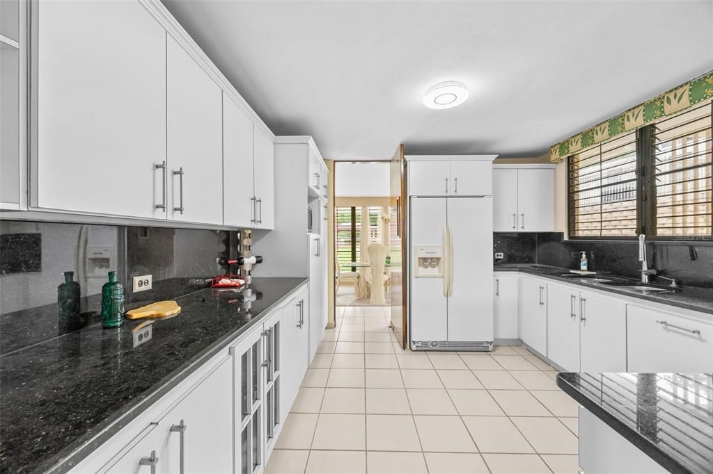En Venta: $585,000 (4 camas, 2 baños, 2482 Pies cuadrados)
