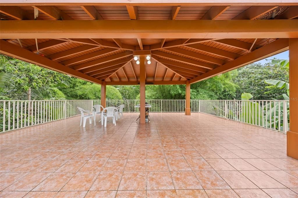 En Venta: $585,000 (4 camas, 2 baños, 2482 Pies cuadrados)