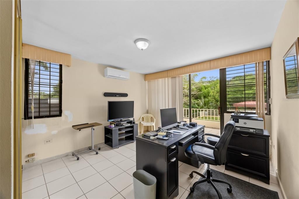 En Venta: $585,000 (4 camas, 2 baños, 2482 Pies cuadrados)