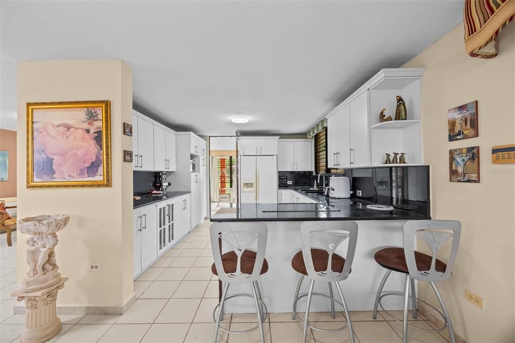 En Venta: $585,000 (4 camas, 2 baños, 2482 Pies cuadrados)