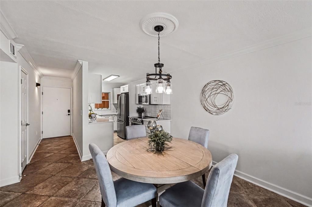 Active With Contract: $375,000 (2 beds, 1 baths, 790 Square Feet)