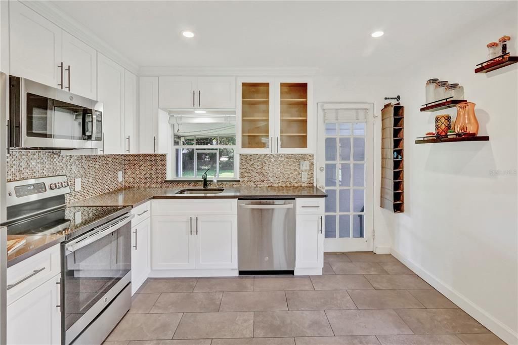 For Sale: $425,000 (2 beds, 1 baths, 762 Square Feet)